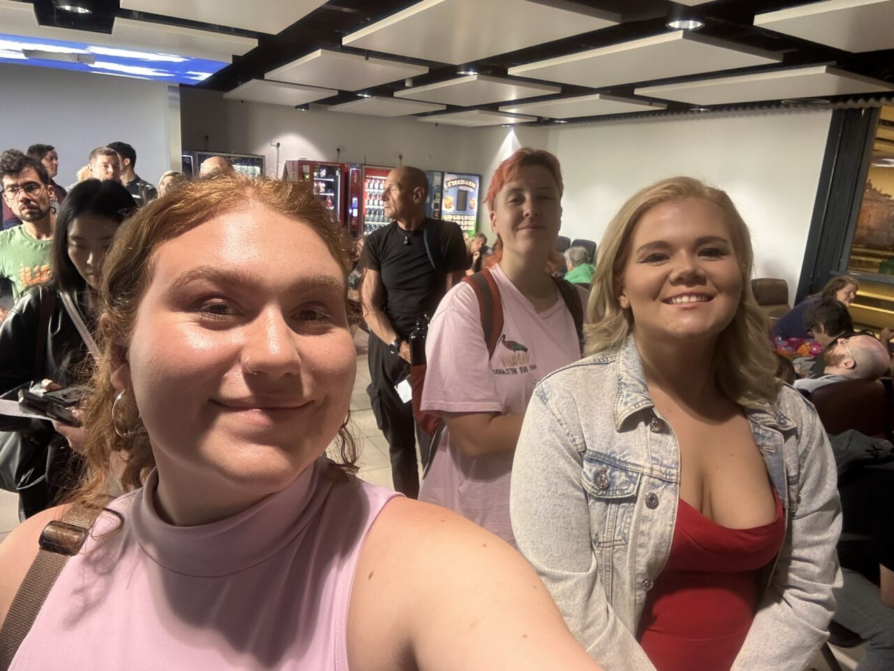 Grŵp sy’n eistedd yn yr awyr agored ac yn cael pryd o fwyd. Mae babi ar lin yn mlaen y llun a ffenestr tŷ yn y cefndir.