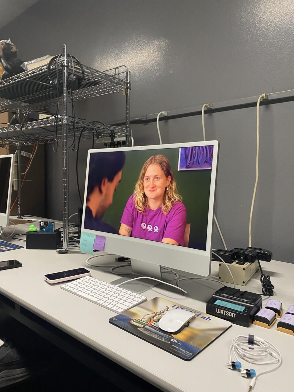 Llun menyw yn gwenu ar-lein o sgrin cyfrifiadur.