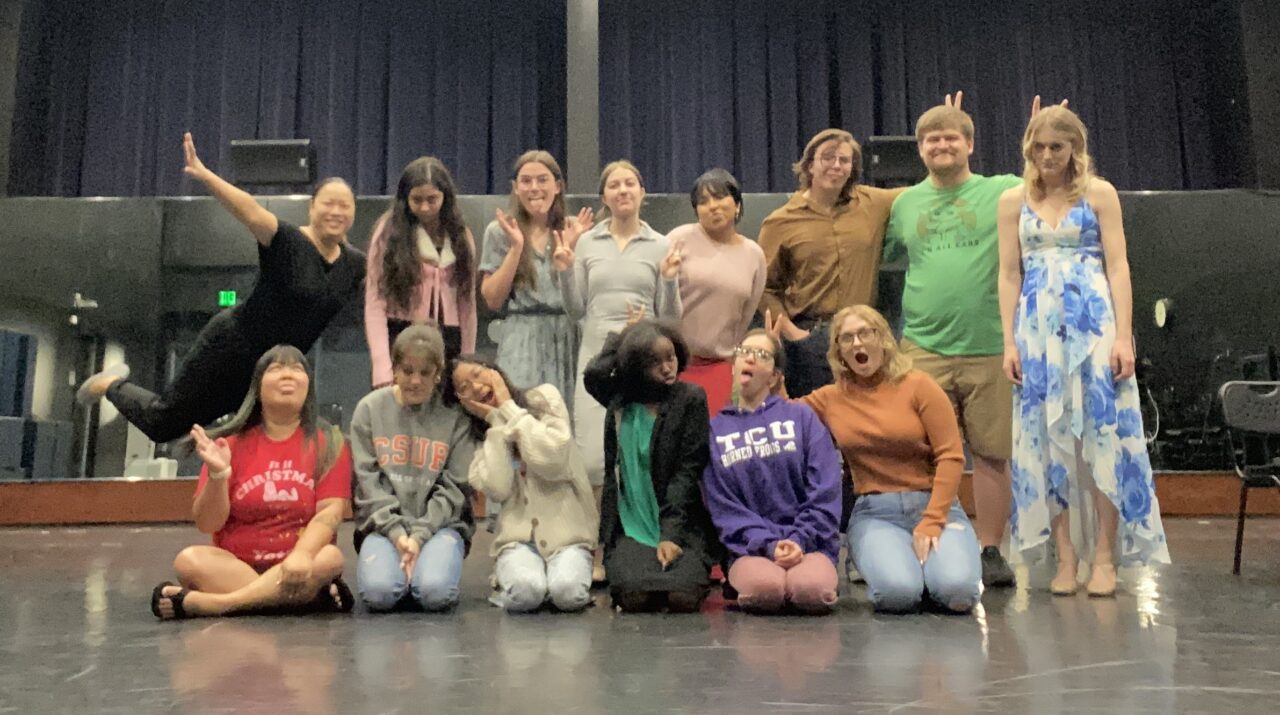 Grŵp mawr yn tynnu lluniau 'doniol' i'r camera.