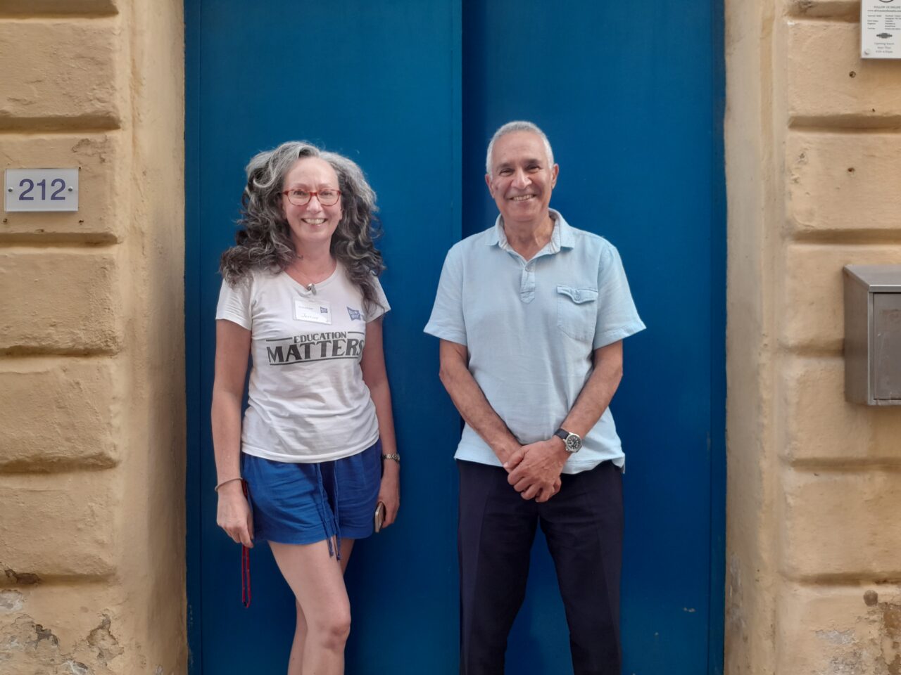 Justine Lubnow a Tim y tu allan i Swyddfa Blue Door / Justine Lubnow and Tim outside the Blue Door Office